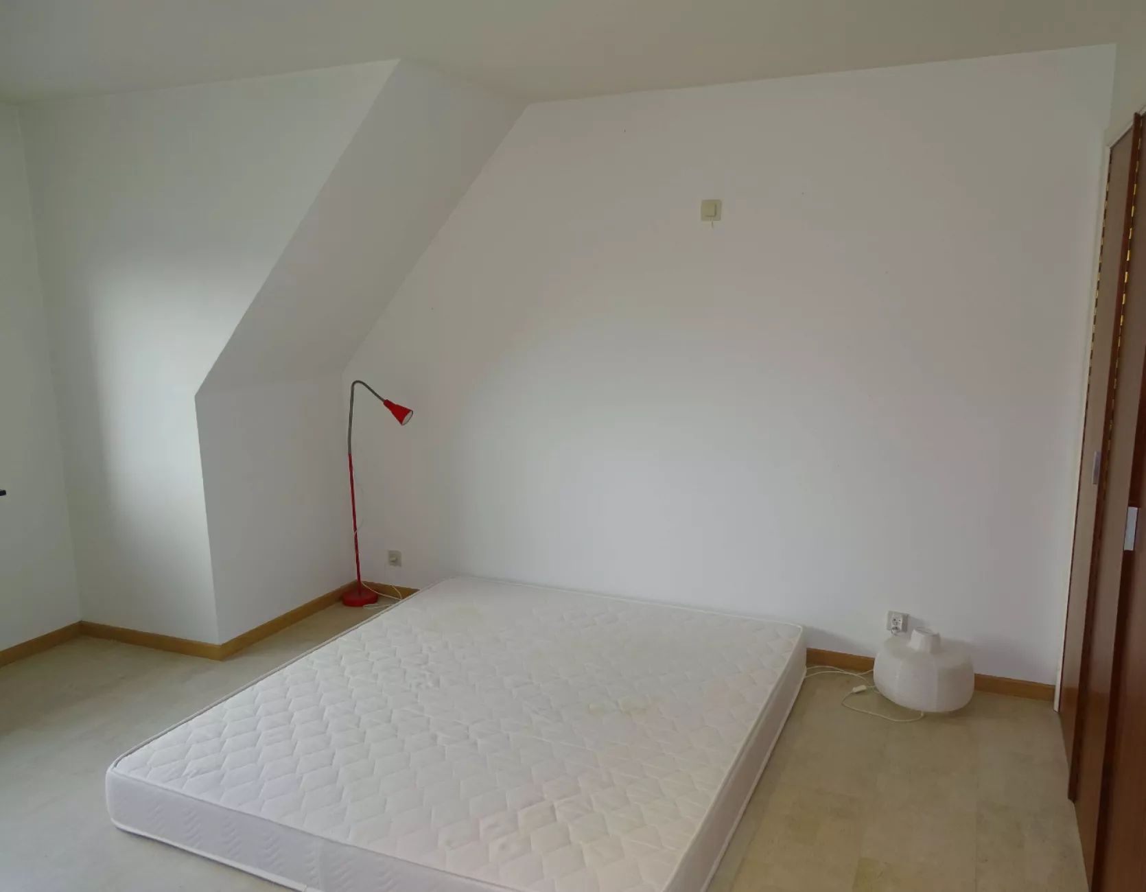 Handelsruimte met tuin en appartement