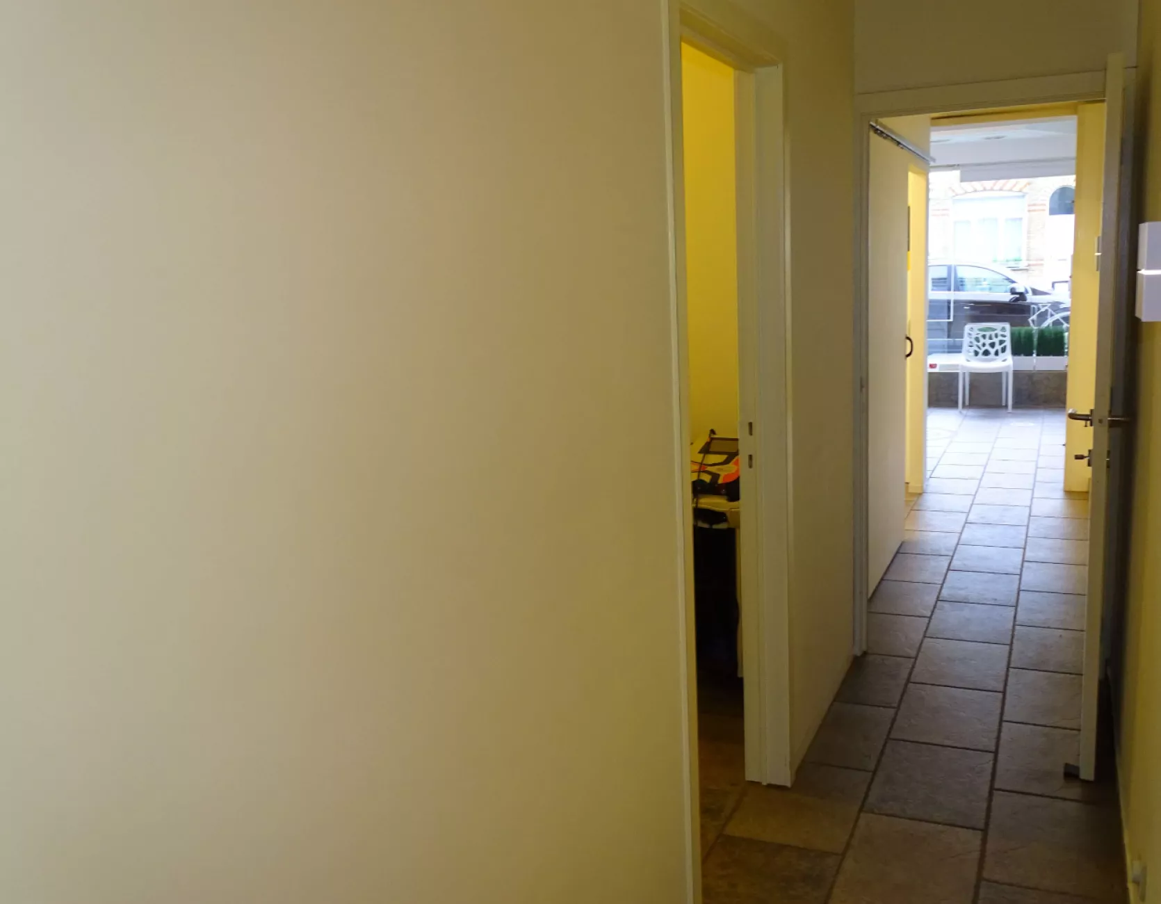 Handelsruimte met tuin en appartement