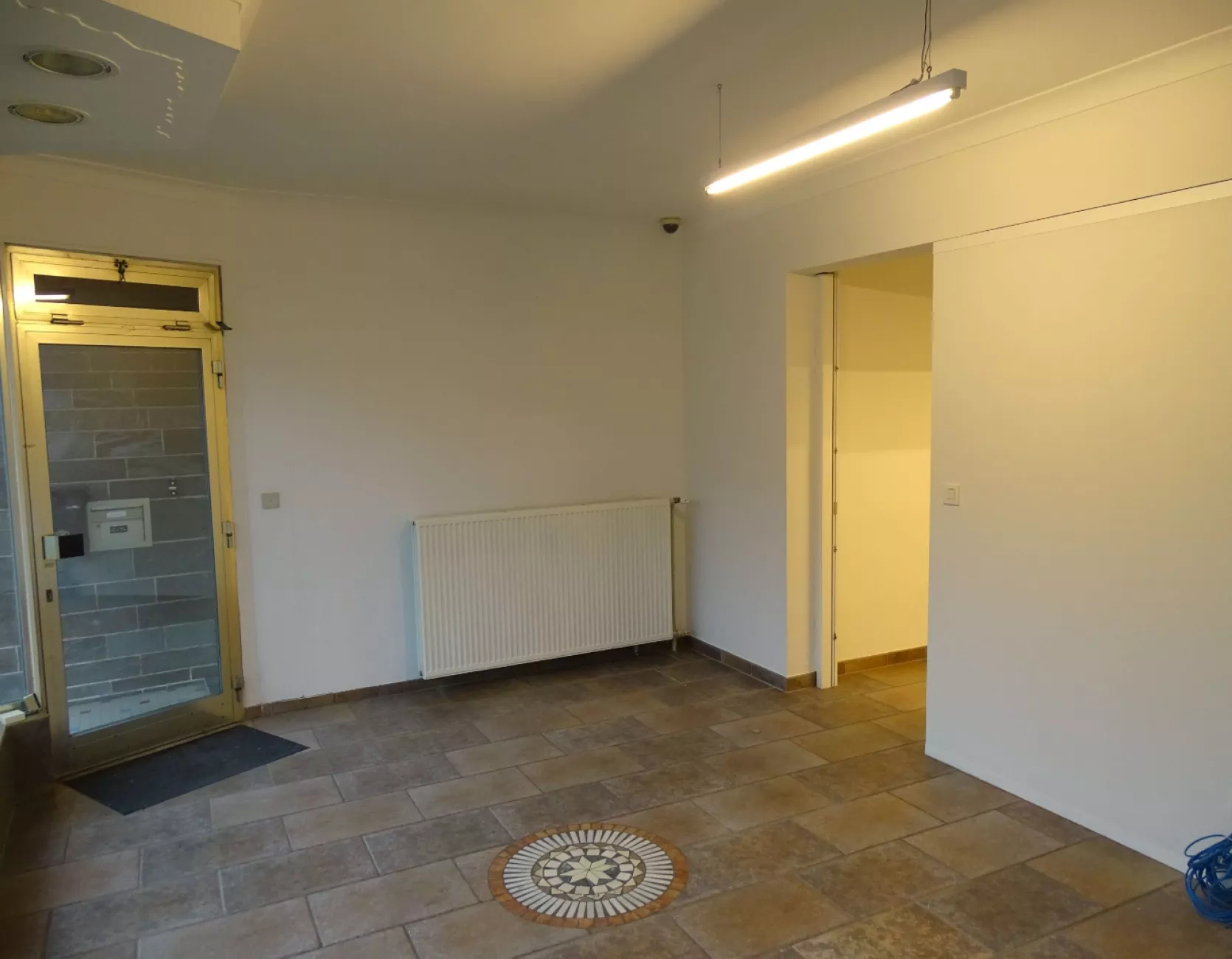 Handelsruimte met tuin en appartement