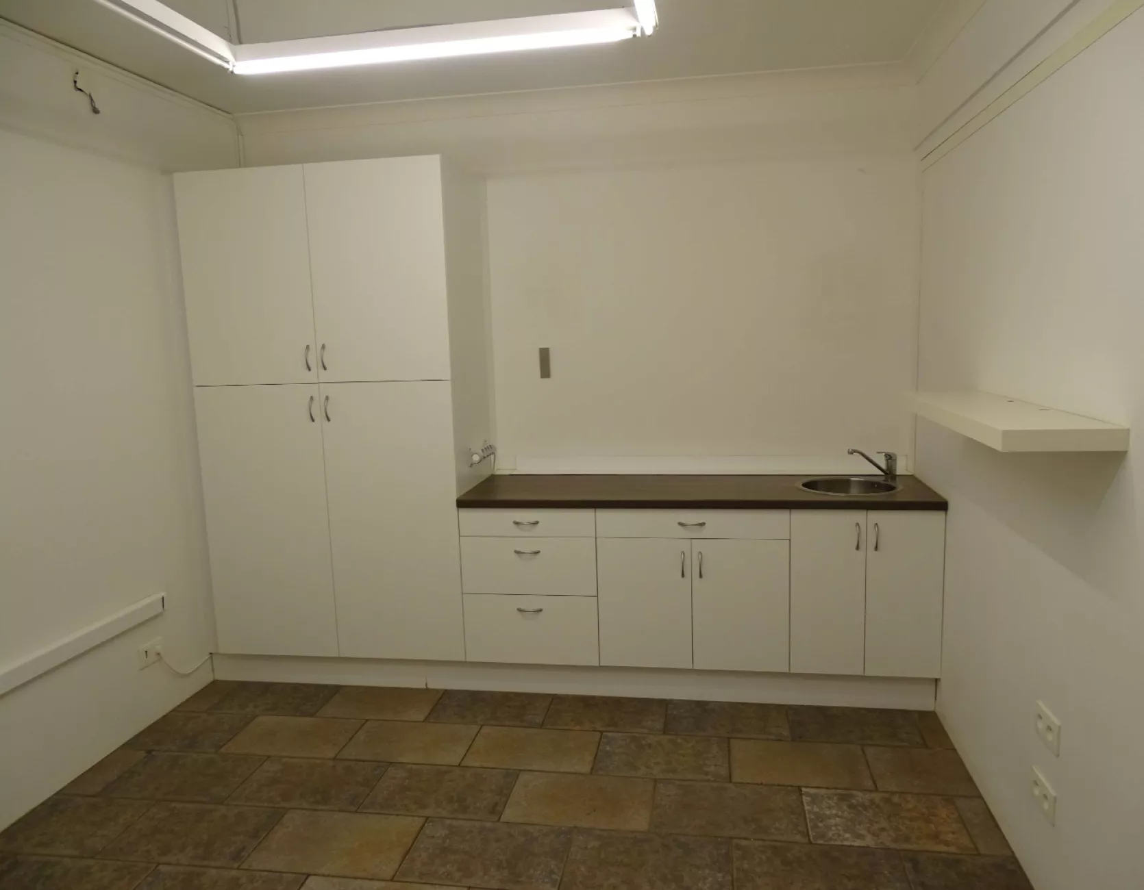 Handelsruimte met tuin en appartement